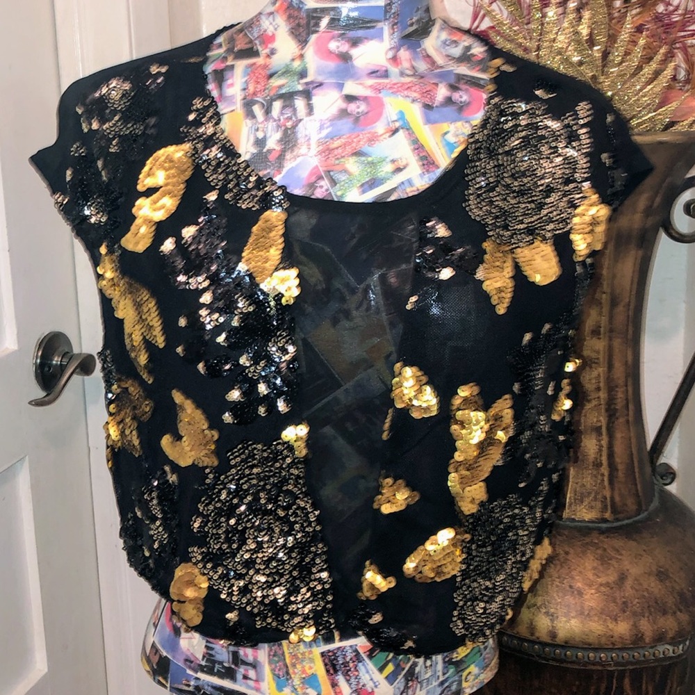 Look hot & delicious in this top L